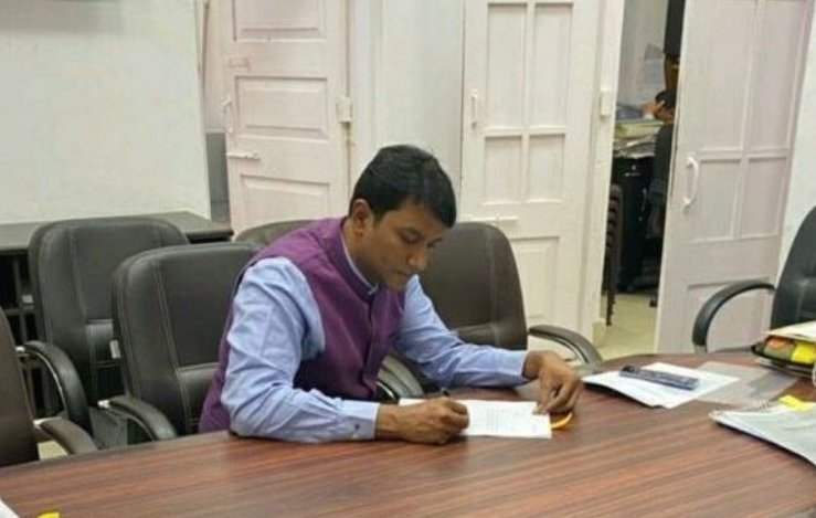 बड़ी कार्यवाही: संत कबीर नगर के चकबन्दी अधिकारी किए गए पद्च्युत