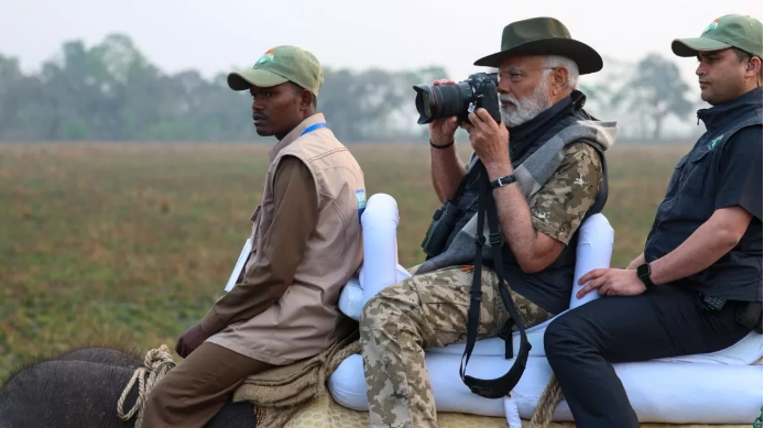सुबह-सुबह असम के काजीरंगा नेशनल पार्क पहुंचे पीएम मोदी सुबह-सुबह असम के काजीरंगा नेशनल पार्क पहुंचे पीएम मोदी