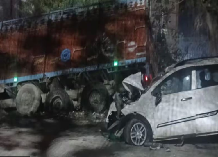 जौनपुर में भीषण सड़क हादसा, एक ही परिवार के 6 लोगों की मौत जौनपुर में भीषण सड़क हादसा, एक ही परिवार के 6 लोगों की मौत