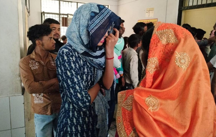 IAS ने घूंघट में मारा छापा, मरीज बनकर खोली CHC की पोल