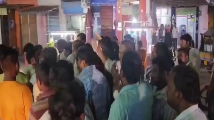 आंध्र प्रदेश में तेलुगु देशम पार्टी और YSRCP के कार्यकर्ताओं के बीच झड़प
