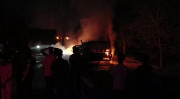 महोबा हादसा: हाईवे पर दो ट्रकों की टक्कर…धू-धूकर जले, चालक समेत दो की जलकर मौत