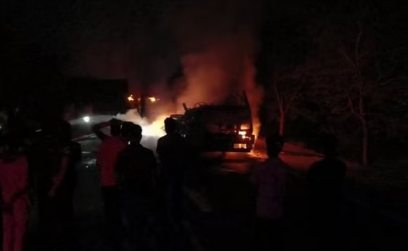 महोबा हादसा: हाईवे पर दो ट्रकों की टक्कर…धू-धूकर जले, चालक समेत दो की जलकर मौत
