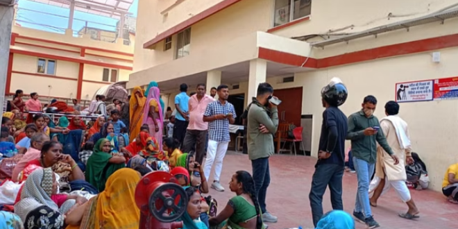 बीएचयू अस्पताल: 120 बेड की इमरजेंसी फुल, गेट के बाहर स्ट्रेचरों की कतार