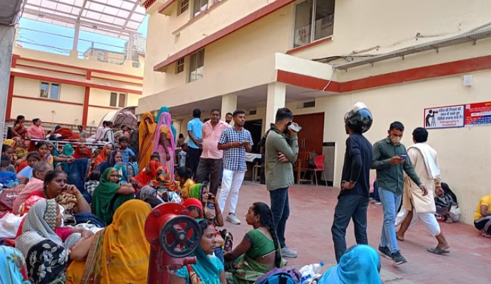 बीएचयू अस्पताल: 120 बेड की इमरजेंसी फुल, गेट के बाहर स्ट्रेचरों की कतार बीएचयू अस्पताल: 120 बेड की इमरजेंसी फुल, गेट के बाहर स्ट्रेचरों की कतार