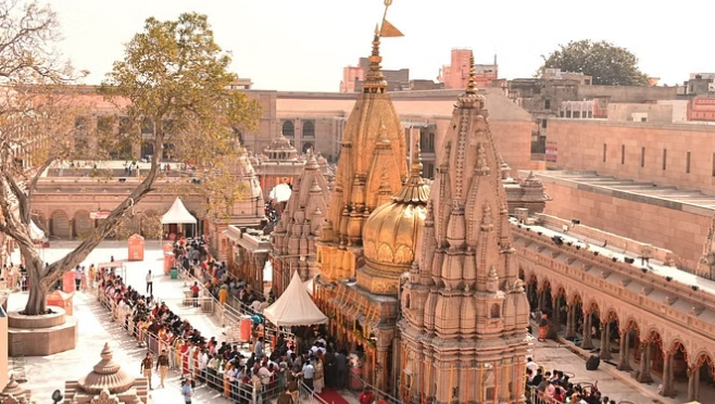 काशी विश्वनाथ धाम में बंदरों का आतंक… काशी विश्वनाथ धाम में बंदरों का आतंक…