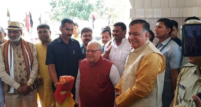 अयोध्या: रामलला के दर्शन करने पहुंचे अयोध्या के राज्यपाल कलराज मिश्र अयोध्या: रामलला के दर्शन करने पहुंचे अयोध्या के राज्यपाल कलराज मिश्र