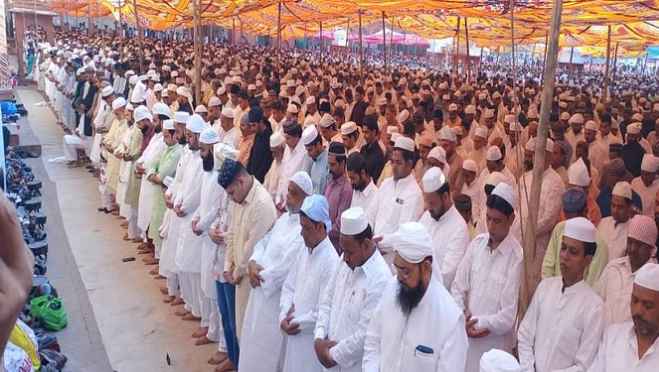 ईद मुबारक: कड़ी सुरक्षा के बीच अदा हुई नमाज ईद मुबारक: कड़ी सुरक्षा के बीच अदा हुई नमाज
