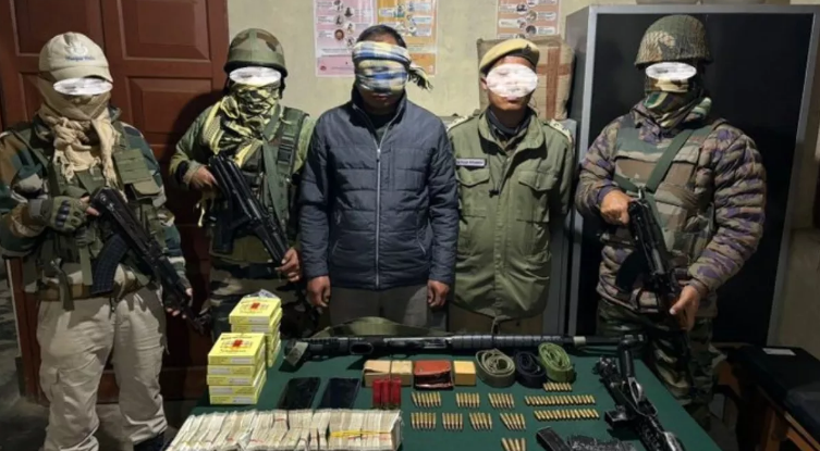 मणिपुर पुलिस और असम राइफल्स का संयुक्त अभियान, बड़ी मात्रा में हथियार के साथ लाखों रुपए किए बरामद मणिपुर पुलिस और असम राइफल्स का संयुक्त अभियान, बड़ी मात्रा में हथियार के साथ लाखों रुपए किए बरामद