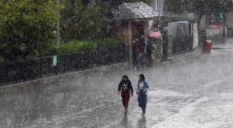 तमिलनाडु के कई हिस्सों में हुई झमाझम बारिश, पानी में डूबा थूथुकुडी शहर