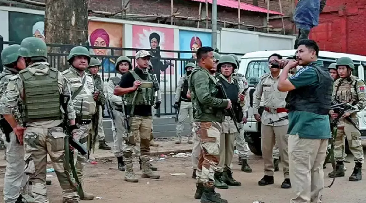 मणिपुर में नहीं थम रही हिंसा, अज्ञात बंदूकधारियों की गोलीबारी में एक व्यक्ति घायल मणिपुर में नहीं थम रही हिंसा, अज्ञात बंदूकधारियों की गोलीबारी में एक व्यक्ति घायल