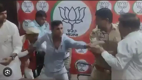 योगी के मंत्री के सामने ही BJP नेताओं में मारपीट…