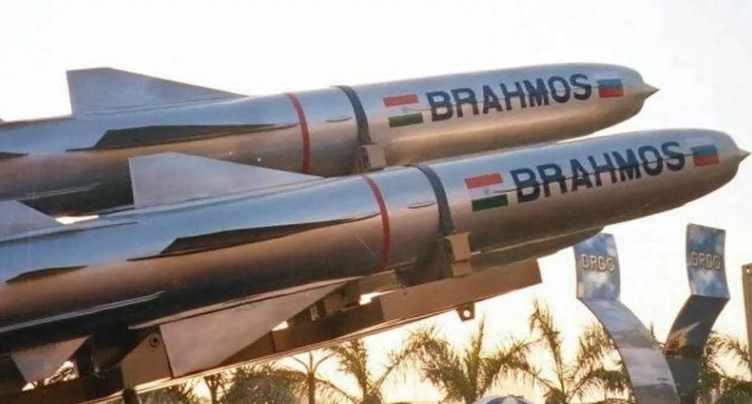 चीन की घेराबंदी की तैयारी, भारत ने ड्रैगन के पड़ोसी को दिया ‘ब्रह्मोस’ चीन की घेराबंदी की तैयारी, भारत ने ड्रैगन के पड़ोसी को दिया ‘ब्रह्मोस’