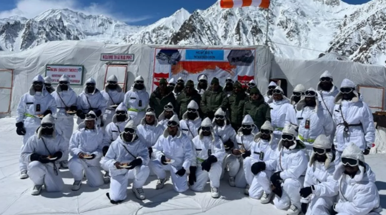 सियाचिन बेस कैंप पहुंचे रक्षा मंत्री राजनाथ सिंह सियाचिन बेस कैंप पहुंचे रक्षा मंत्री राजनाथ सिंह