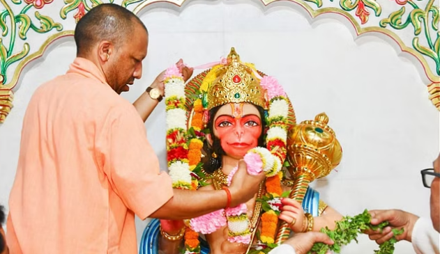 हनुमान जयंती पर गोरखनाथ मंदिर में CM योगी ने किया दर्शन हनुमान जयंती पर गोरखनाथ मंदिर में CM योगी ने किया दर्शन