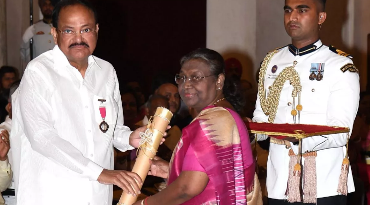 राष्ट्रपति द्रौपदी मुर्मु ने पूर्व उपराष्ट्रपति वेंकैया नायडू को पद्म विभूषण से किया सम्मानित