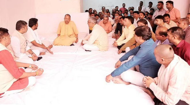 सीएम योगी ने मुरादाबाद पहुंच सर्वेश सिंह को दी श्रद्धांजलि