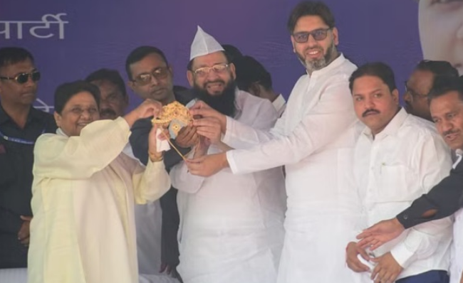 मायावती को 12 साल बाद राजनीतिक मंच पर फिर भेंट किया गया सोने का मुकुट मायावती को 12 साल बाद राजनीतिक मंच पर फिर भेंट किया गया सोने का मुकुट