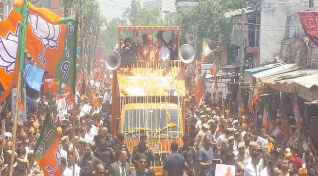 मैनपुरी में सीएम योगी का रोड शो