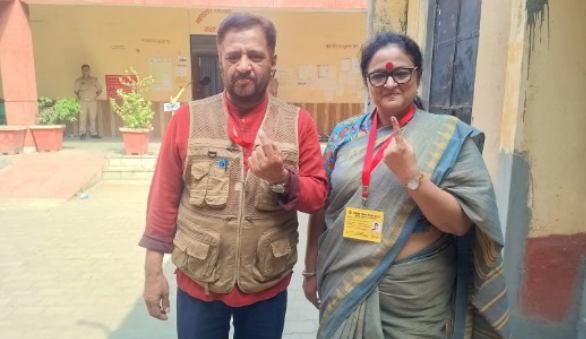 बरेली से सपा प्रत्याशी प्रवीण सिंह ऐरन और उनकी पत्नी ने डाला वोट बरेली से सपा प्रत्याशी प्रवीण सिंह ऐरन और उनकी पत्नी ने डाला वोट