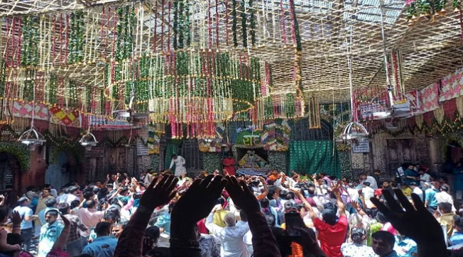 वृंदावन: अक्षय तृतीया पर बांकेबिहारी मंदिर की गाइड लाइन जारी वृंदावन: अक्षय तृतीया पर बांकेबिहारी मंदिर की गाइड लाइन जारी