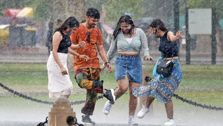 चिलचिलाती गर्मी के बीच कुछ राज्यों में आज होगी बारिश की बौछार, दिल्ली में छाए रहेंगे बादल चिलचिलाती गर्मी के बीच कुछ राज्यों में आज होगी बारिश की बौछार, दिल्ली में छाए रहेंगे बादल
