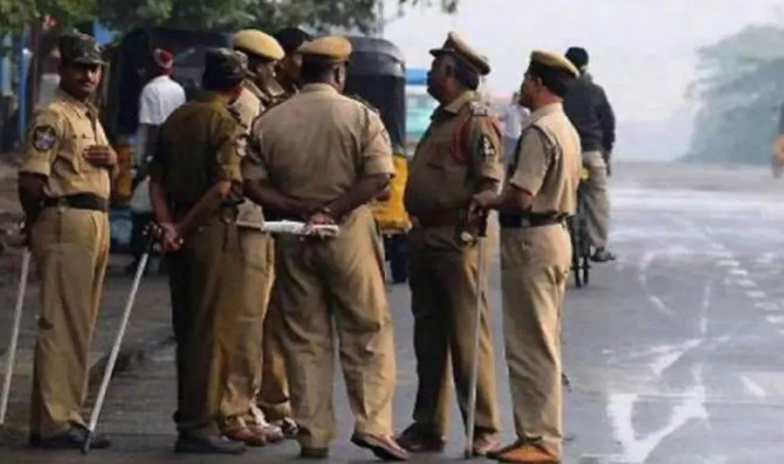कर्नाटक में कार डीलरों के साथ क्रूरता की हदें पार, प्राइवेट पार्ट में दिए बिजली के झटके कर्नाटक में कार डीलरों के साथ क्रूरता की हदें पार, प्राइवेट पार्ट में दिए बिजली के झटके