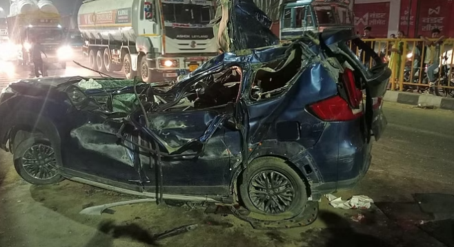 हापुड़ में दर्दनाक हादसा, हाईवे पर बेकाबू कार दूसरी दिशा में ट्रक से भिड़ी हापुड़ में दर्दनाक हादसा, हाईवे पर बेकाबू कार दूसरी दिशा में ट्रक से भिड़ी