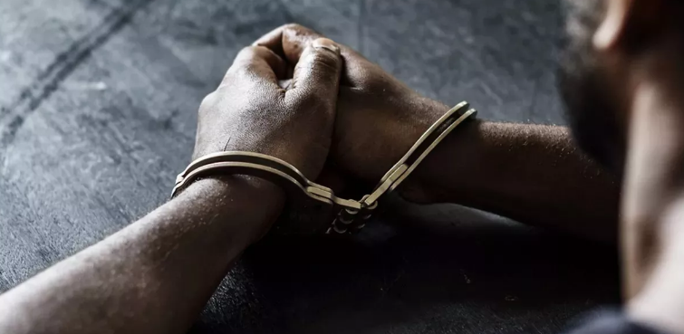 पार्क में महिला के साथ कर रहा था दुर्व्यवहार, पुलिस ने आरोपी शिक्षक को रंगे हाथों पकड़ा पार्क में महिला के साथ कर रहा था दुर्व्यवहार, पुलिस ने आरोपी शिक्षक को रंगे हाथों पकड़ा