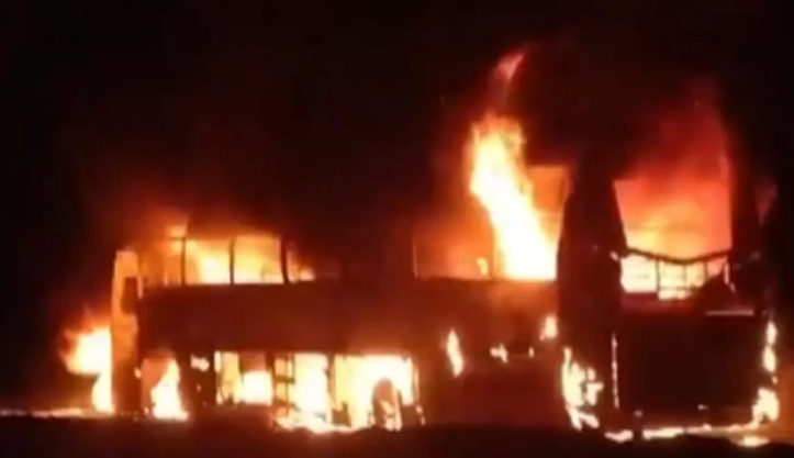 आंध्र प्रदेश में भीषण सड़क हादसा, ट्रक-और बस की जोरदार टक्कर आंध्र प्रदेश में भीषण सड़क हादसा, ट्रक-और बस की जोरदार टक्कर