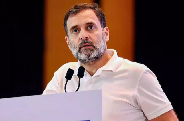 सेना पर राहुल गांधी की टिप्पणी के खिलाफ चुनाव आयोग पहुंची भाजपा