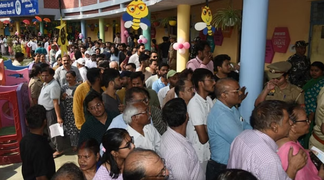 यूपी: पहले दो घंटे में रायबरेली में 13.5 फीसदी मतदान, लखनऊ में पड़े 10 प्रतिशत वोट