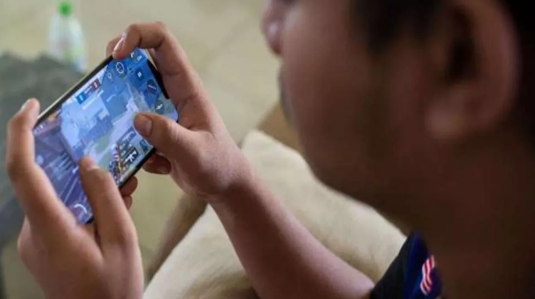 गेम खेल रहे छोटे भाई ने नहीं दिया मोबाइल तो युवक ने हथौड़े के वार से कर दी हत्या