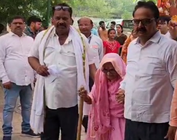 अम्बेडकरनगर में 116 साल की दादी मां ने डाला वोट अम्बेडकरनगर में 116 साल की दादी मां ने डाला वोट