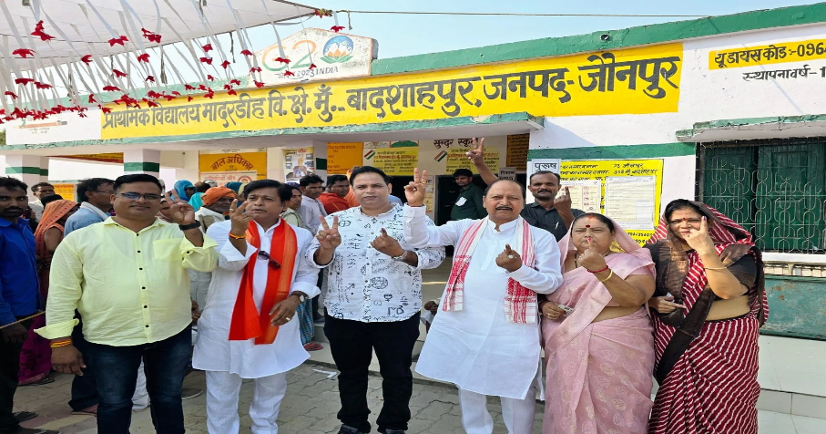 मछलीशहर से भाजपा सांसद बीपी सरोज ने परिवार के साथ डाला वोट मछलीशहर से भाजपा सांसद बीपी सरोज ने परिवार के साथ डाला वोट