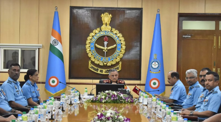 CDS अनिल चौहान ने बेंगलुरु में IAF मुख्यालय में प्रशिक्षण कमान का किया दौरा CDS अनिल चौहान ने बेंगलुरु में IAF मुख्यालय में प्रशिक्षण कमान का किया दौरा