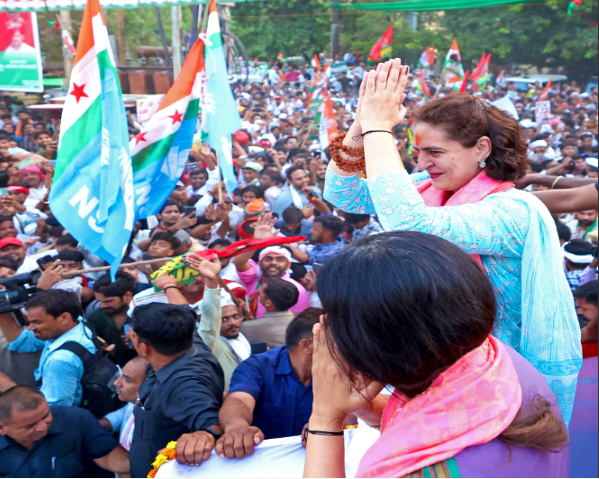  वाराणसी में अजय राय के समर्थन में प्रियंका-डिंपल का रोड शो