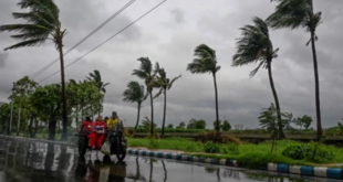 कहीं उखड़े पेड़-खंबे… तो कहीं घर बने मलबा, बंगाल में चक्रवात ‘रेमल’ छोड़ गया तबाही के निशान