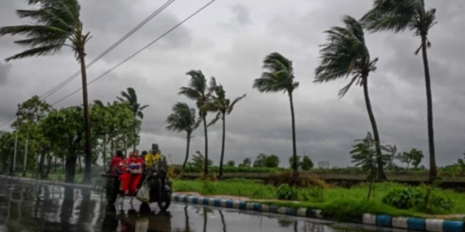 कहीं उखड़े पेड़-खंबे… तो कहीं घर बने मलबा, बंगाल में चक्रवात ‘रेमल’ छोड़ गया तबाही के निशान