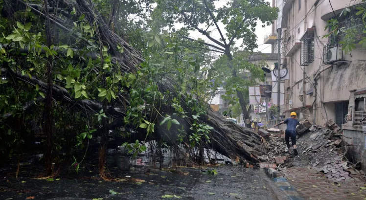 बंगाल और बांग्लादेश में चक्रवाती तूफान ‘रेमल’ से हजारों घर क्षतिग्रस्त बंगाल और बांग्लादेश में चक्रवाती तूफान ‘रेमल’ से हजारों घर क्षतिग्रस्त