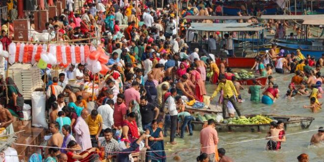 प्रयागराज: बुद्ध पूर्णिमा पर श्रद्धालुओं ने गंगा में लगाई अस्था की डुबकी