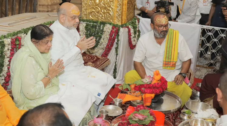 प्रथम ज्योतिर्लिंग के दर्शन करने पहुंचे अमित शाह प्रथम ज्योतिर्लिंग के दर्शन करने पहुंचे अमित शाह