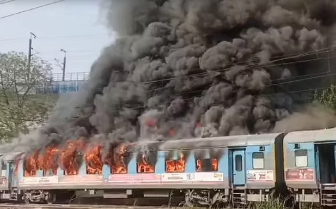 ताज एक्सप्रेस: यात्रियों ने बताई हादसे की विभीषिका, बोगी में लपटों से घिर गए… ताज एक्सप्रेस: यात्रियों ने बताई हादसे की विभीषिका, बोगी में लपटों से घिर गए…