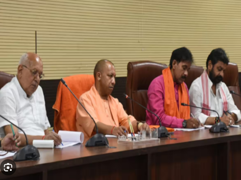 वाराणसी: अफसरों संग सीएम ने की समीक्षा बैठक वाराणसी: अफसरों संग सीएम ने की समीक्षा बैठक