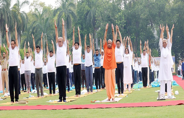 यूपी में 10वें अंतर्राष्ट्रीय योग दिवस पर सामूहिक योगाभ्यास कार्यक्रम सम्मिलित यूपी में 10वें अंतर्राष्ट्रीय योग दिवस पर सामूहिक योगाभ्यास कार्यक्रम सम्मिलित