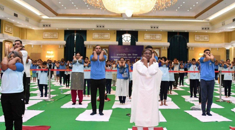राष्ट्रपति द्रौपदी मुर्मु ने किया योग, लोगों को दी खास सलाह